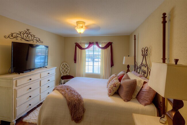 Building Photo - 845 Augusta Dr