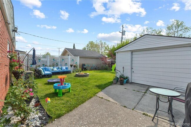 Building Photo - Beautiful Home in Dearborn Heights