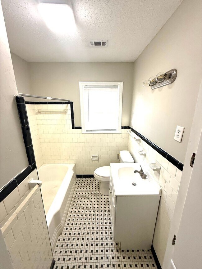 Building Photo - ** 3 Bed 1 Bath located in Cloverdale ** Call 334-366-9198 to schedule a self tour