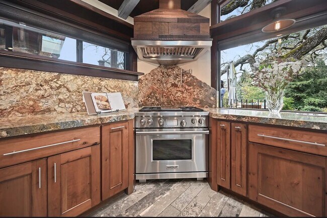 Building Photo - 6 Bed 4 Bath In Alamo