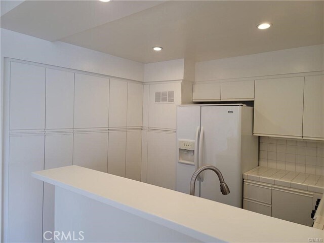 Building Photo - 360 S Los Robles Ave