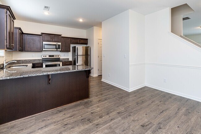 Building Photo - Stunning 3-Bedroom in Northwestern School District with Pool Access & Garage | AUGUST MOVE IN SPE...
