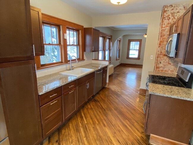 Building Photo - 3 Bedroom House Near UIHC