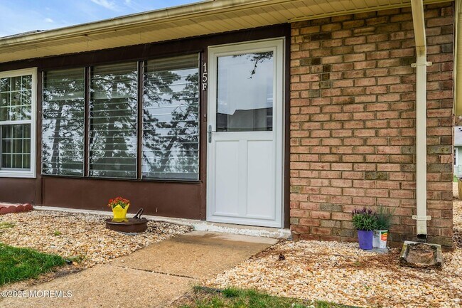 Building Photo - 15 Yorkshire Ct