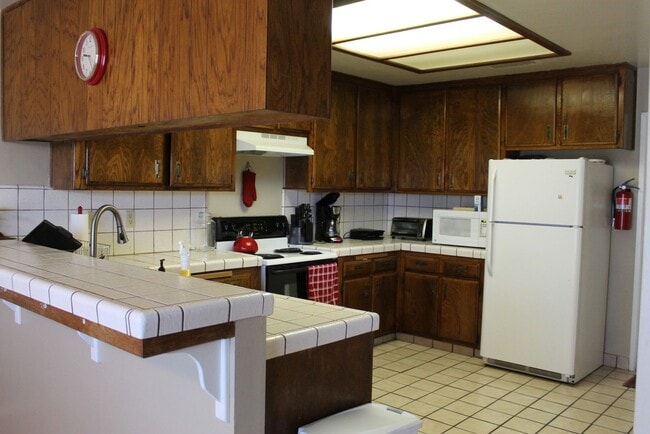 Building Photo - Cute Condo North Bakersfield