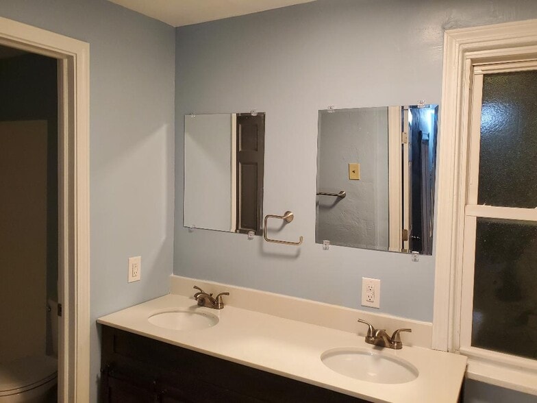 Building Photo - 548 Railroad St