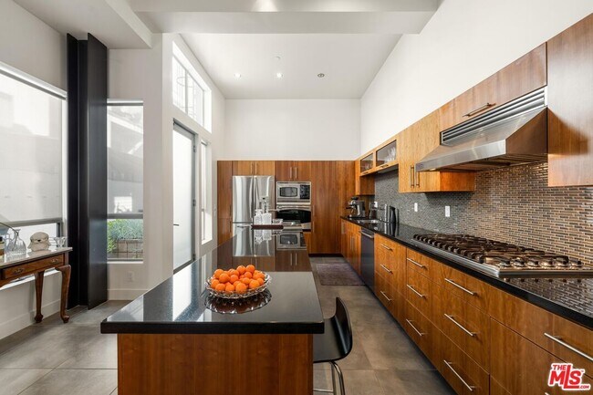 Building Photo - 852 10th St