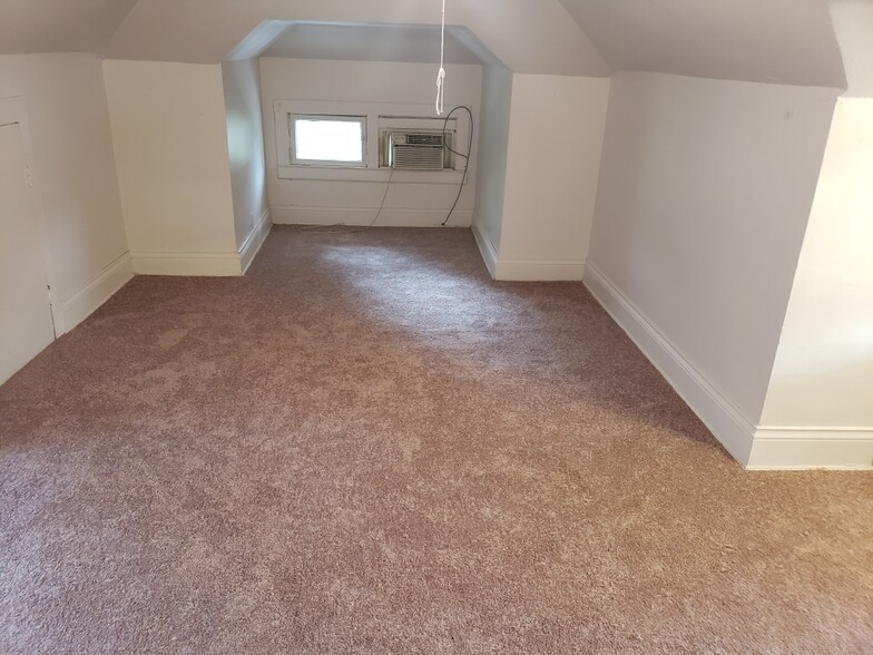 Carpeted Bedroom - 1542 Quarrier St