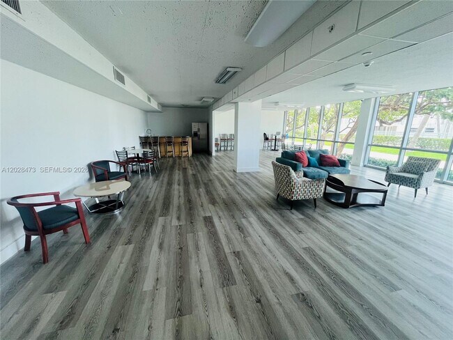 Building Photo - 2655 Collins Ave