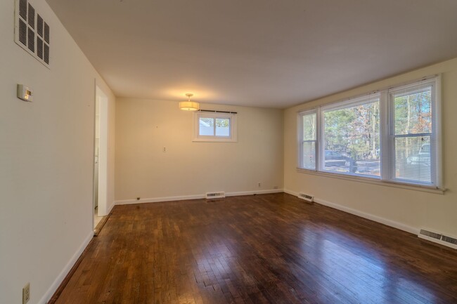 Building Photo - Classic Ranch Just Minutes from TC’s Best