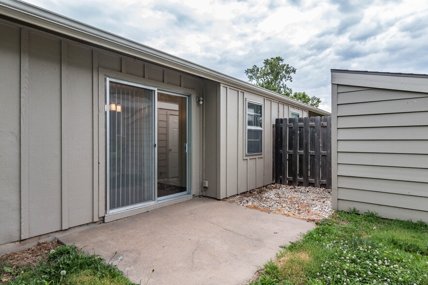 Building Photo - 811 Dondee Dr