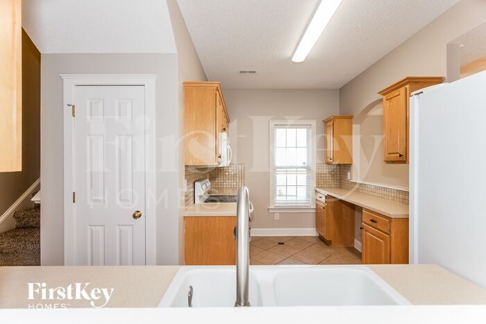 Building Photo - 15824 Robins Way