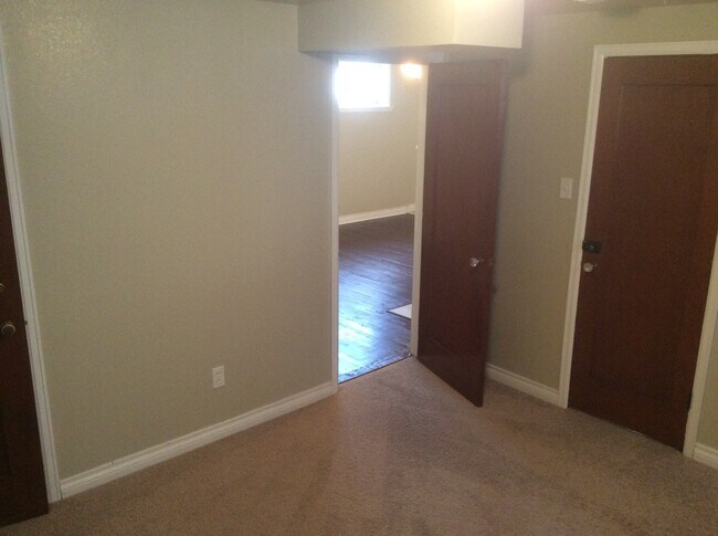 Building Photo - PET FRIENDLY 3 BEDROOM 2 BATHROOM HOUSE