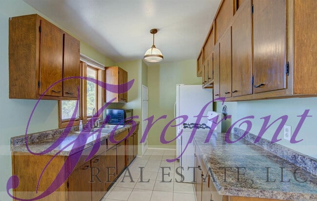 Building Photo - 2045 Laramie Ave