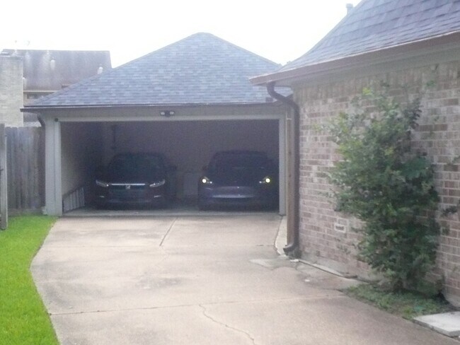Building Photo - 2803 Green Fields Dr