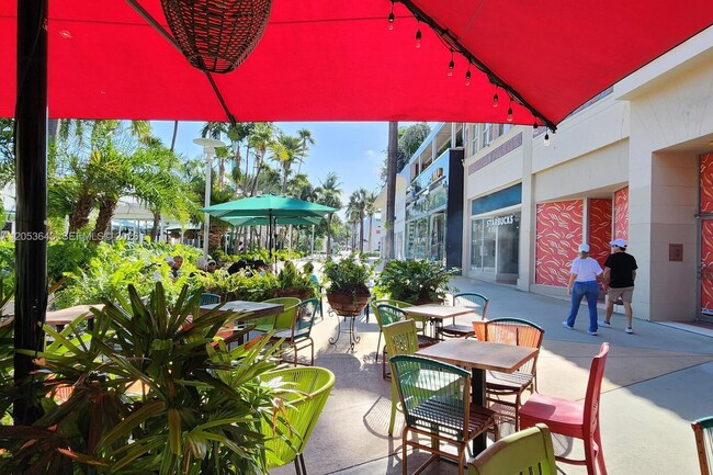 Building Photo - 1300 Lincoln Rd