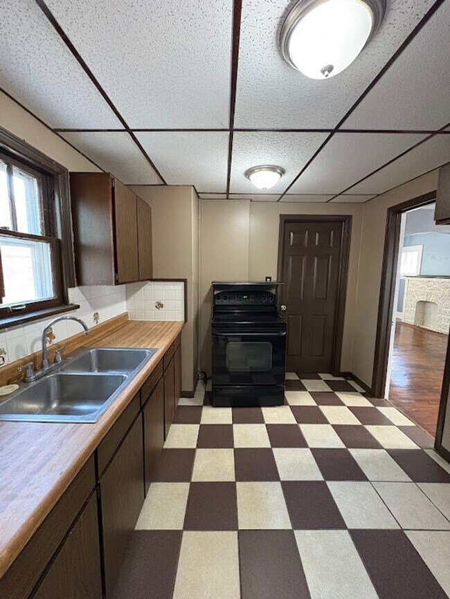 Building Photo - Four bedroom 2 full bath home for rent