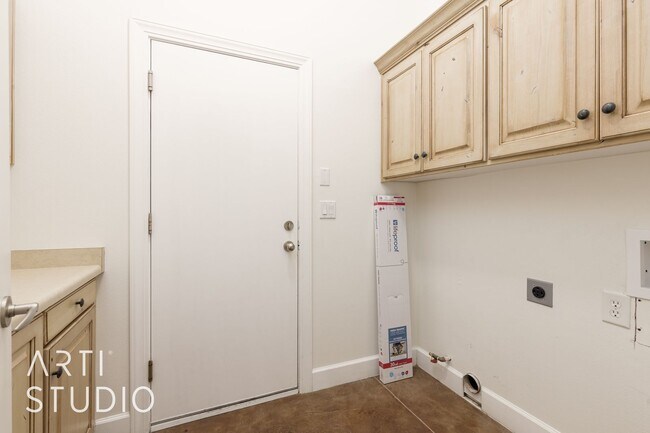 Building Photo - 4 Bedroom. 2/5 Bathroom Home in Meadow Val...