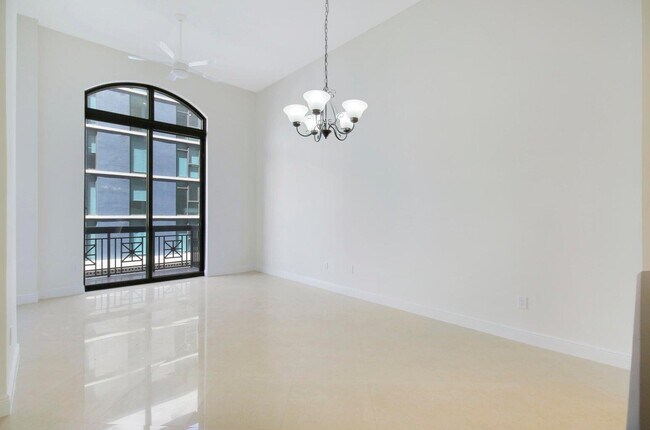 Building Photo - 701 S Olive Ave