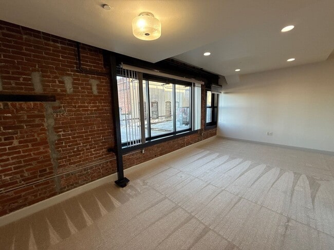 Building Photo - 160 Liberty St NE