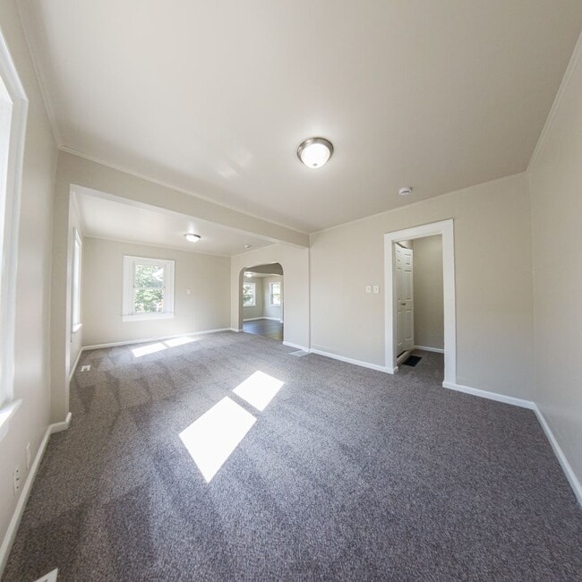 Building Photo - 3 Bedroom 1 Bathroom with Bonus Room