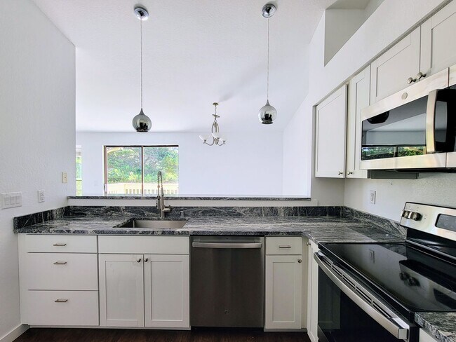 Building Photo - Newly updated condo in Sunn Fjord, close to everything!