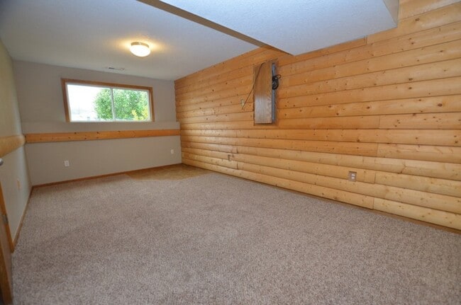 Building Photo - Lovely Altoona Split-Foyer