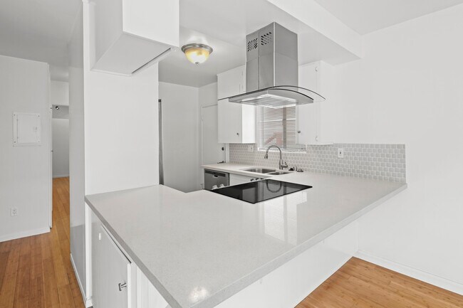 Building Photo - 6514 Vista del Mar