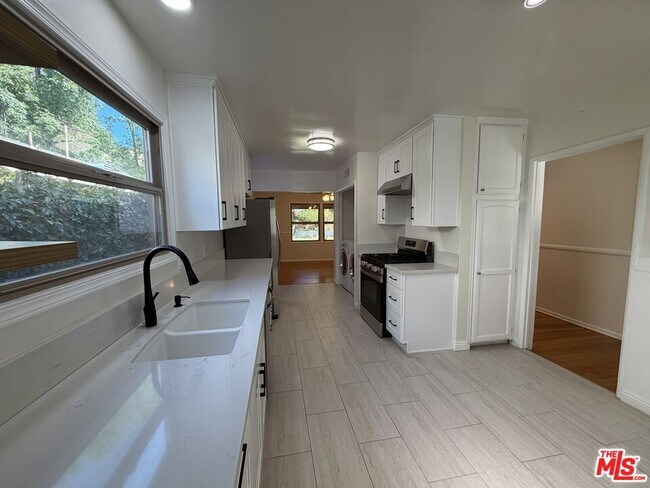Building Photo - 4850 Excelente Dr