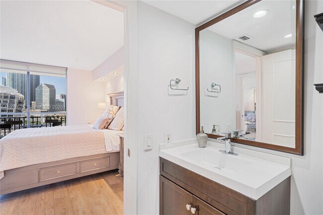 Building Photo - 540 Brickell Key Dr