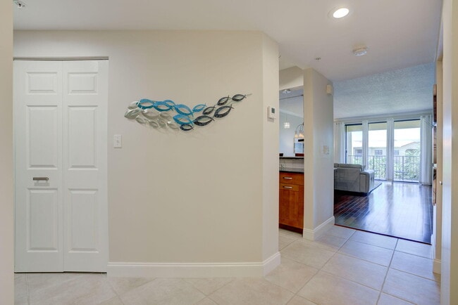 Building Photo - 500 Uno Lago Dr