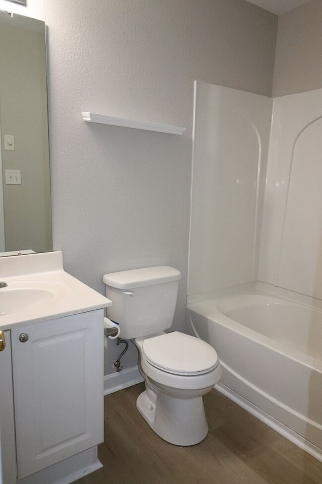 Building Photo - Location! Location! 3 bedroom End Unit Tow...
