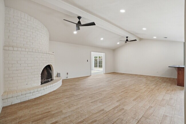 Building Photo - "Charming 4-Bed Oasis with Fireplace in Lubbock - 2 Full Baths & Spacious 2460 Sq Ft!"