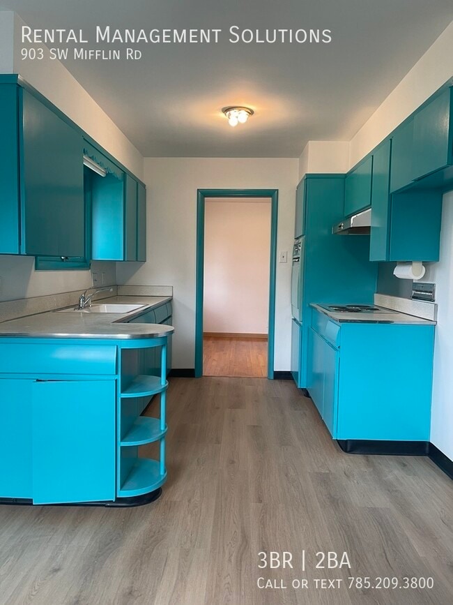 Building Photo - *RETRO KITCHEN & HUGE BASEMENT* 903 SW Mif...