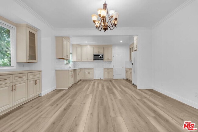 Building Photo - 261 W 43rd Pl