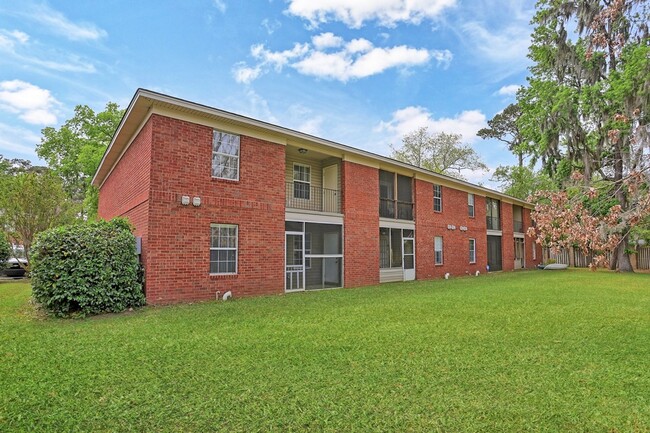 Building Photo - 2 Bedroom 2 Bathroom Gated Community