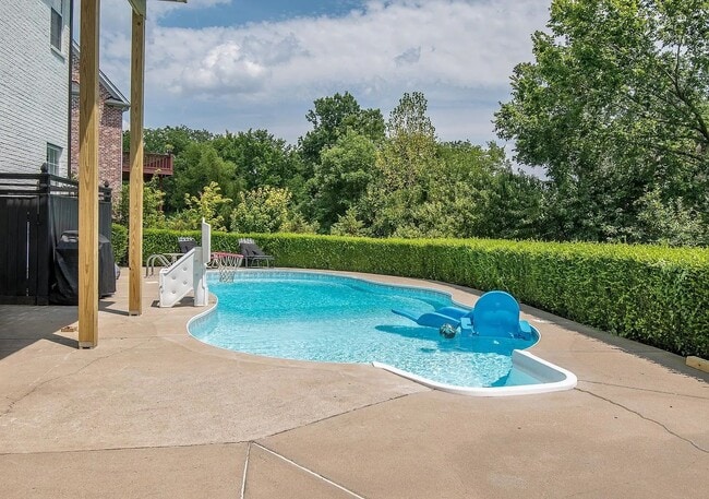 Building Photo - Beautiful 6BR Executive Brentwood Home with Pool