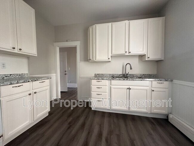 Building Photo - 1598 Lonsdale Ave