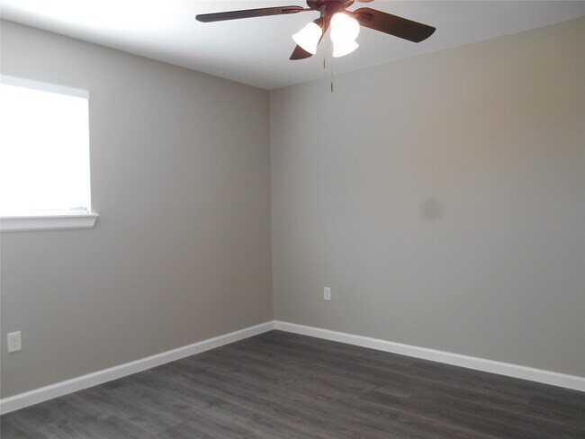 Building Photo - 1547 Greenfield Rd