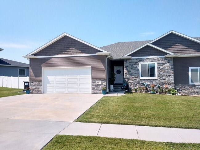 Building Photo - Luxury Townhome