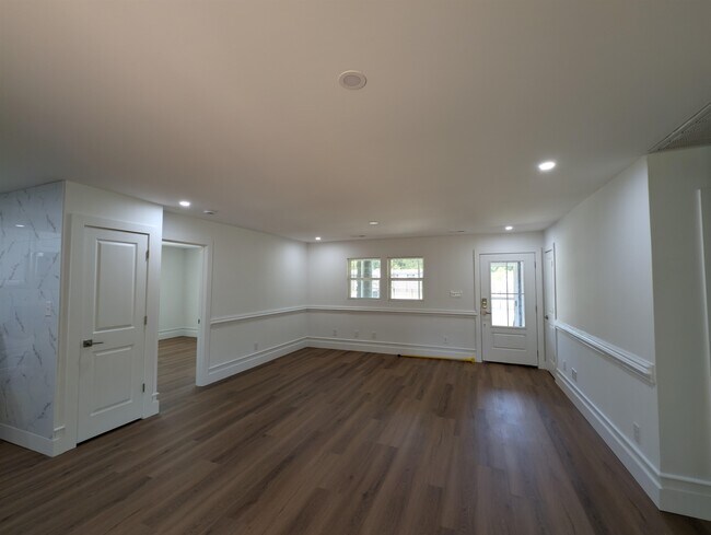 Building Photo - 2201 Livingston Ln