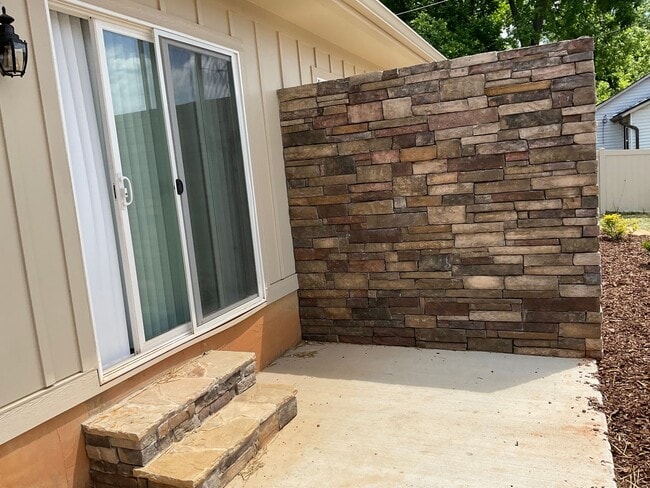 Building Photo - Court Square Town Home Duplex Apartment with Attached Garage