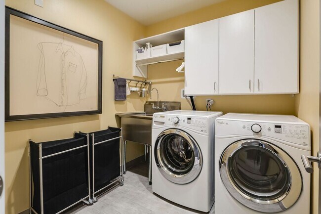 Building Photo - Old City Townhome with Parking