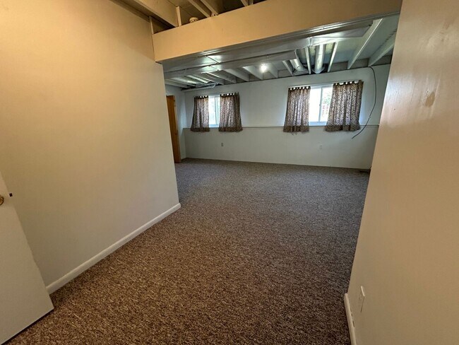 Building Photo - 5 Bed 2 Bath Home with 2 Car Attached Gara...
