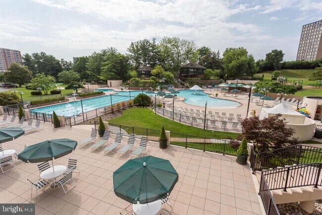 Building Photo - 309 Yoakum Pkwy