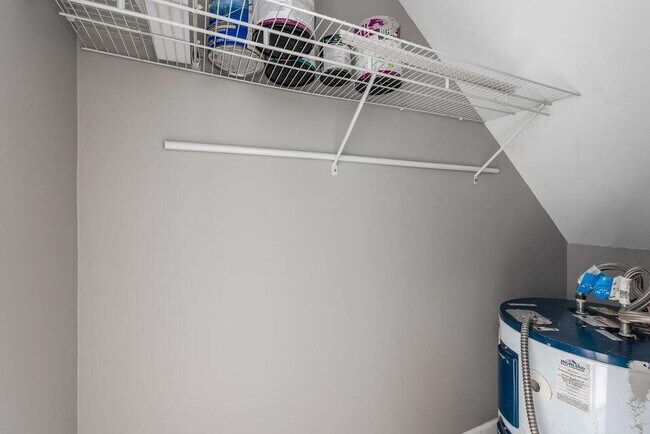 Building Photo - 2140 Sherwood Forest Blvd