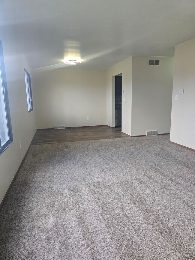 Building Photo - 2 Bedroom 1.5 Bath - Brand new renovations