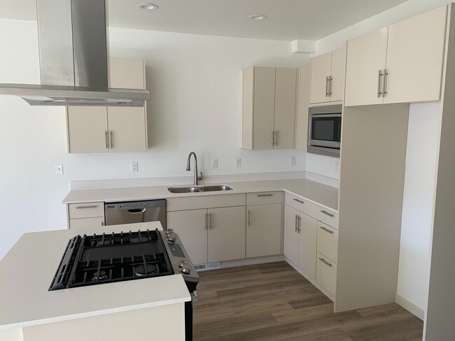 Building Photo - Modern 3 Bed/2.5 Bath Townhome in NW Redmond