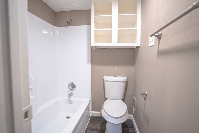 Building Photo - 928 Memorial Village Dr