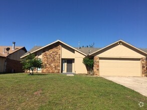 Building Photo - Spacious Home in Yukon!